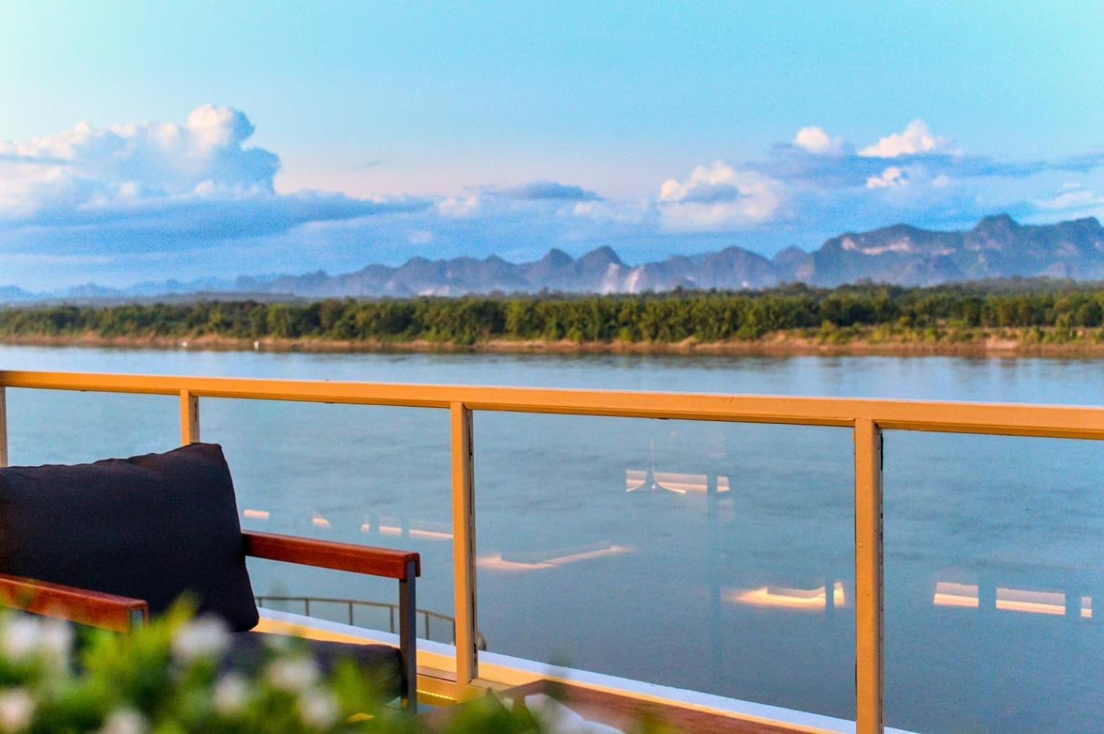 Blu Hotel Nakhon Phanom Exteriör bild